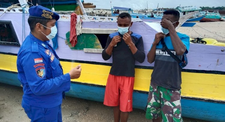 Personel Ditpolairud Polda NTT Menggugah Kesadaran Warga Pesisir Kota Kupang Dengan Pembagian Masker Gratis