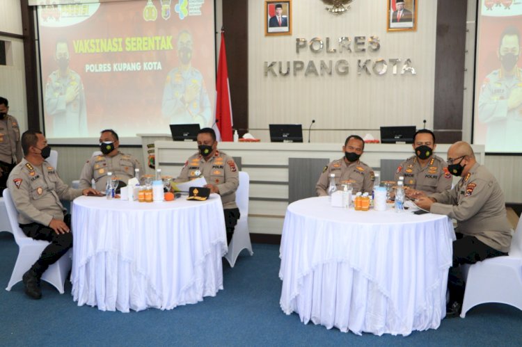 Tinjau Vaksinasi di Polres Kupang Kota, Wakapolda NTT Ikuti Arahan dari Kapolri Secara Virtual