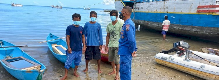 Patroli Pesisir di Wilayah Sulamu, Personel Ditpolairud Polda NTT Imbau Warga Gunakan Masker Saat Beraktivitas