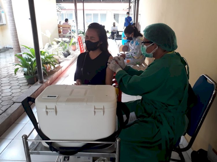 Percepat Program Pemerintah, Tim Vaksinator RSB Suntik Vaksin Pfizer ke Puluhan Masyarakat Kota Kupang