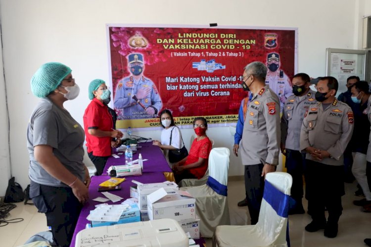 Tinjau Vaksinasi Serentak di Stikes Maranatha Kupang, Kapolda NTT Tegaskan Polri Akan Terus Gencarkan Vaksinasi Bagi Masyarakat