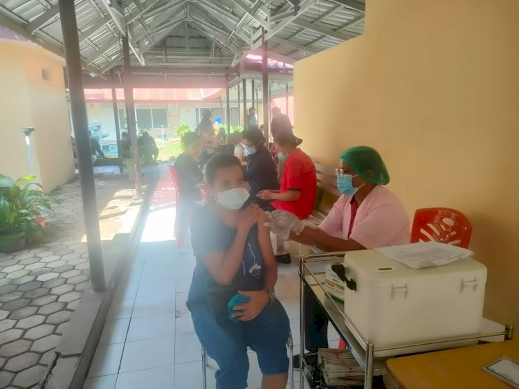 Percepat Herd Immunity, Puluhan Masyarakat Antusias Jalani Vaksin Covid-19 di RS Bhayangkara Kupang