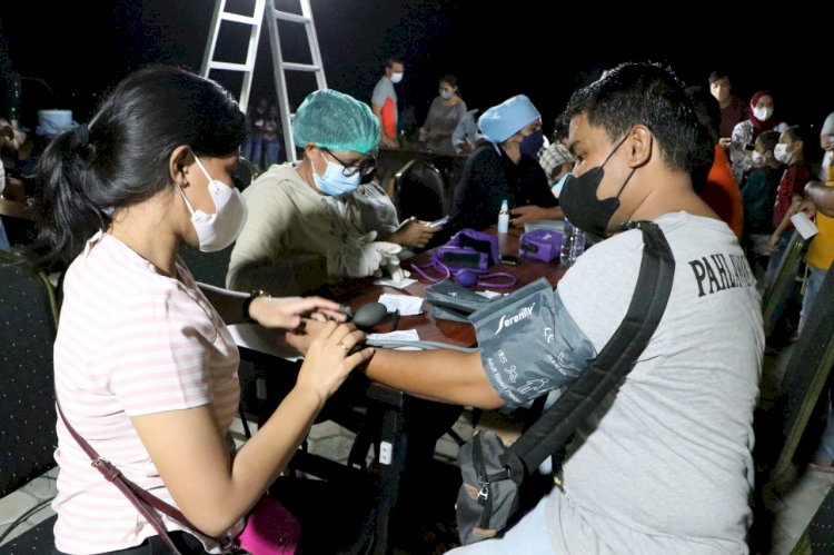 Akselerasi Vaksinasi di Bulan Ramadhan, Biddokkes Polda NTT Gelar Vaksinasi di Malam Hari
