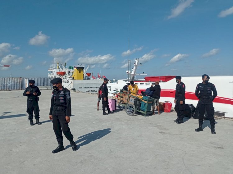 Berikan Rasa Aman Pasca Idul Fitri, Personel Brimobda NTT Lakukan Patroli Mobile di Pelabuhan Kota Kupang