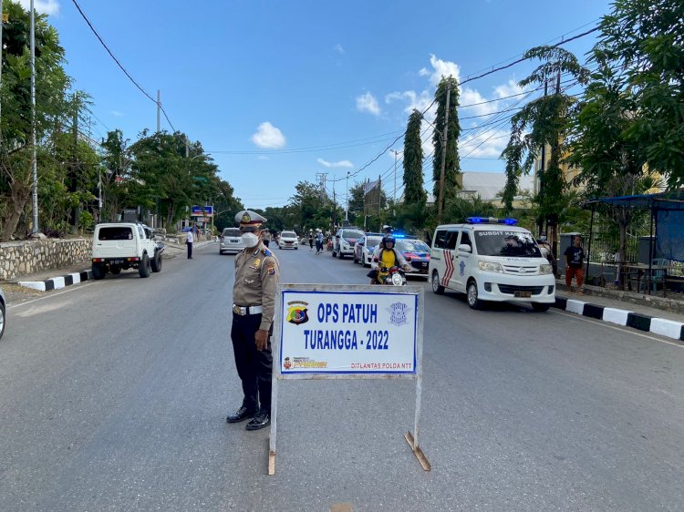 Gelar Ops Patuh Turangga di Dua Lokasi, Personel Ditlantas Polda NTT Imbau Tertib Berlalulintas Secara Humanis Kepada Pengendara