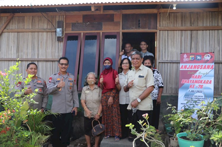 Sambut Hari Bhayangkara ke-76, Wakapolda  NTT  Anjangsana Ke Rumah Warakawuri