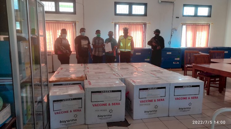 Pendistribusian 20 Koli Vaksin Covid-19 Dari Pemerintah Pusat di Kawal Ketat Oleh Personel Gabungan Polda NTT