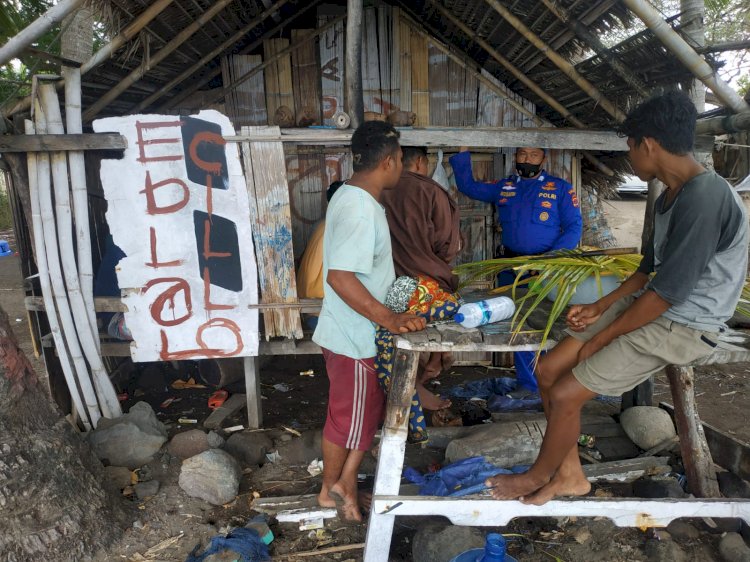 Gelar Patroli Pesisir di Wilayah Flotim, Personel Ditpolairud Polda NTT Beri Imbau Kamtibmas Kepada Warga