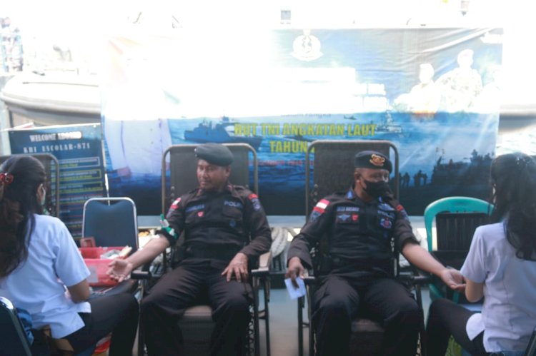 Partisipasi Dalam Rangka HUT TNI AL ke-77, Anggota Satbrimob Polda NTT Ikut Donor Darah di Lantamal VII Kupang