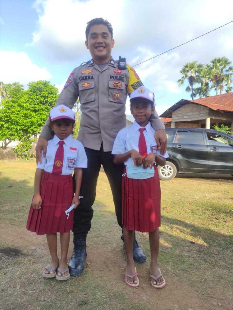 Patut Diteladani, Anggota Bhabinkamtibmas Briptu Ferdinand Cakra Sudoso Sisihkan Gajinya Bantu Anak Yatim di Rote Ndao