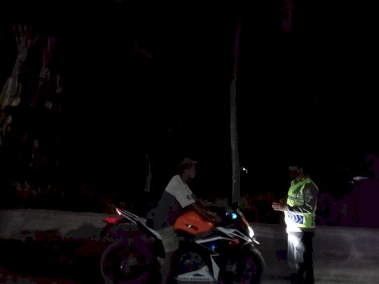 Cegah Gangguan Kamtibmas Malam Hari, Ka Spkt Polsek Pulau Ende Rutin Melaksanakan Patroli, Sambang dan Himbauan Kamtibmas