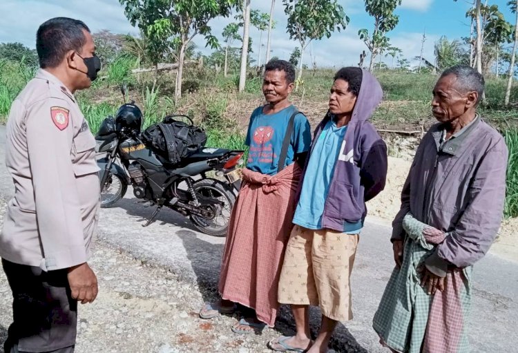 Turun ke desa Pantauan, AIPDA Fransisco Pareira Pinta Warga Tetap Patuhi Prokes Saat Beraktivitas