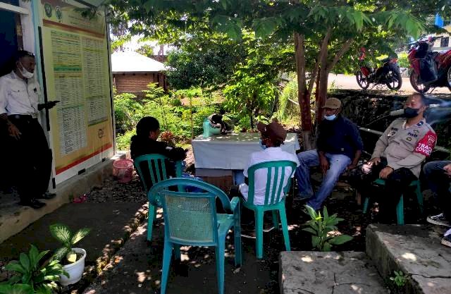 Jaga Sikon Kondusif, Bhabinkamtibmas Aipda Wayan Sambangi Kantor Desa Mudakeputu