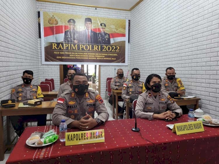 Kapolres Bersama Pejabat Utama Polres Mabar dan Kapolsek, Ikuti Rapim Tahun 2022 Secara Virtual