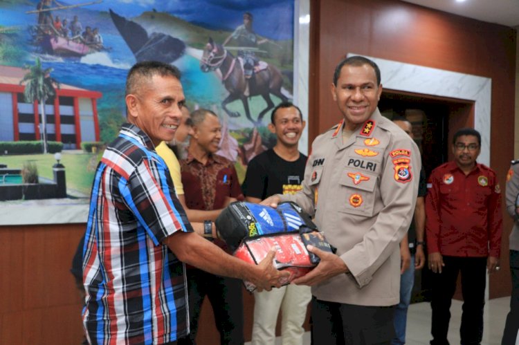 Berikan Sarung Tinju kepada Atlet Berprestasi, Kapolda NTT Berharap Petinju NTT Dapat Torehkan Prestasi di Tingkat Internasional