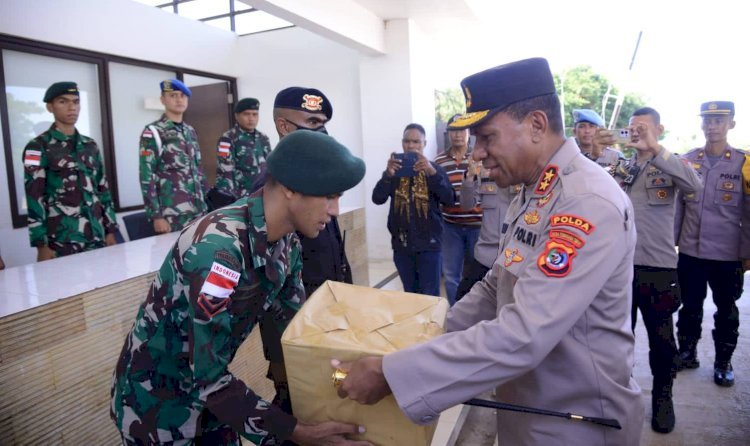 Di Batas RI-RDTL, Kapolda NTT Beri Bingkisan kepada Anggota TNI-Polri