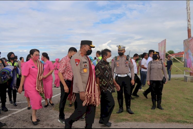 Tiba di Bandara Lede Kalumbang Tambolaka, Kapolda bersama Ketua Bhayangkari Daerah NTT Disambut Forkopimda