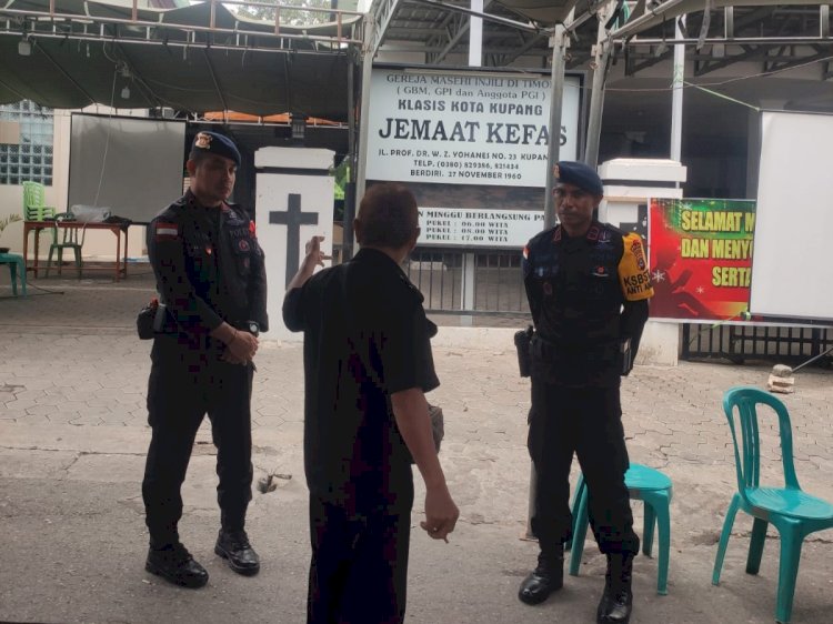 Satbrimob Polda NTT Gelar Patroli Sambang di Sejumlah Gereja di Kota Kupang