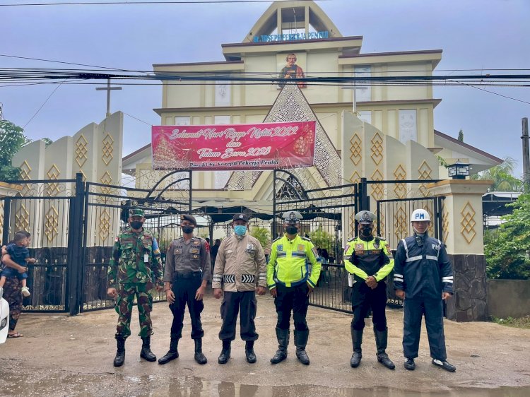 Terus Berikan Rasa Aman, Personel Polda NTT Lakukan Pengamanan Ibadah Perayaan Natal ke Dua di Sejumlah Gereja di Kota Kupang