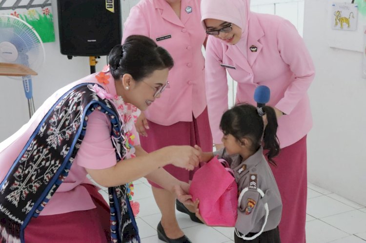 Kunjungi TK Kemala Bhayangkari, Ketua Bhayangkari Daerah NTT Beri Bansos kepada Petugas Kebersihan