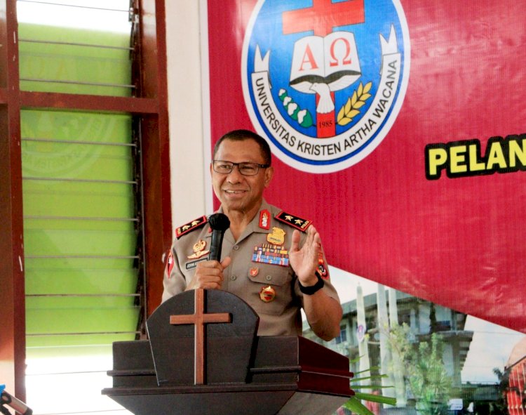 Beri Kuliah Umum kepada Ratusan Mahasiswa UKAW Kupang, Kapolda NTT Paparkan Materi Cyber Crime