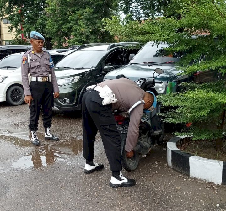 Personel Provost Lakukan Penertiban Parkiran Kendaraan Bermotor di Lingkungan Mapolda NTT