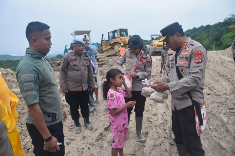 Beri Dukungan Moril kepada Masyarakat, Kapolda NTT Tinjau Lokasi Bencana Longsor di Takari