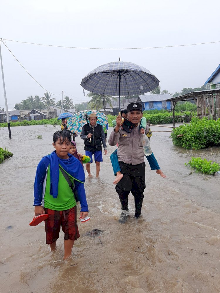 Bhabinkamtibmas Bersinergi dengan Bhabinsa Desa Golo Sepang Bantu Evakuasi Warga Terdampak Banjir