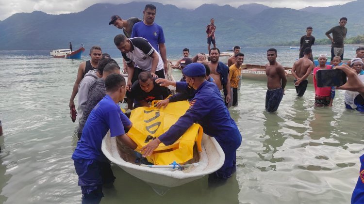 Polisi Bantu Evakuasi Sesosok Jenazah di Perairan Pantai Wisata Maimol