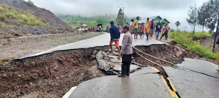 Puluhan Rumah Warga dan Gedung Sekolah Tertimpa Longsor, Polsek Lamaknen Sigap Bantu Evakuasi Warga Lutharato
