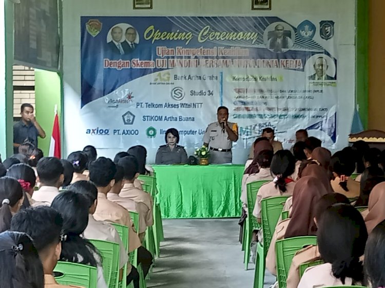 Wujudkan Kamtibmas di Lingkungan Sekolah, Anggota Ditbinmas Polda NTT Sambangi SMK Negeri 6 Kupang