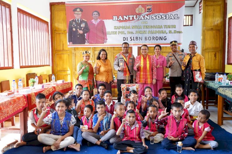 Kapolda NTT dan Ketua Bhayangkari Daerah Berbagai Kasih Dengan  Masyarakat Kampung Ujung dan Siswa SLB Negeri Borong