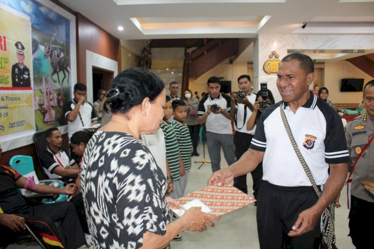 Bhakti Kesehatan Donor Darah Songsong Hari Bhayangkara ke 77, Kapolda NTT Beri Tali Asih Bagi Pasien Post Operasi Hernia dan Finosis