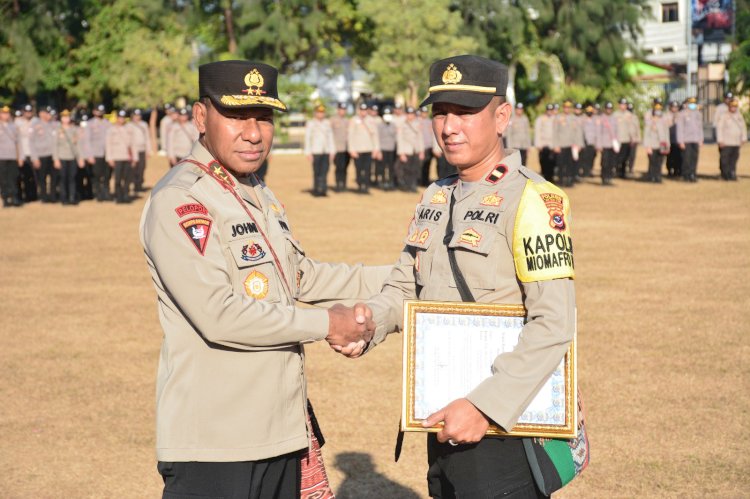 Berprestasi, Kapolda NTT Beri Penghargaaan Kepada Kapolsek Miomafo Timur