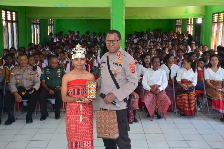 Kapolda NTT Uji Kemampuan Bahasa Inggris Siswa-Siswi SMA Sinar Pancasila Betun