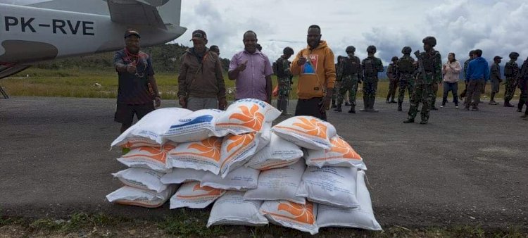 Kapolri Salurkan 264,7 Ton Beras dan 1.500 Sembako untuk Warga Papua yang Terdampak Kekeringan 