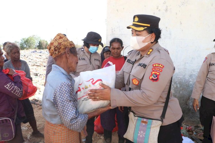 Puluhan Pemulung di TPA Alak Terharu dan Apresiasi Polwan Polda NTT