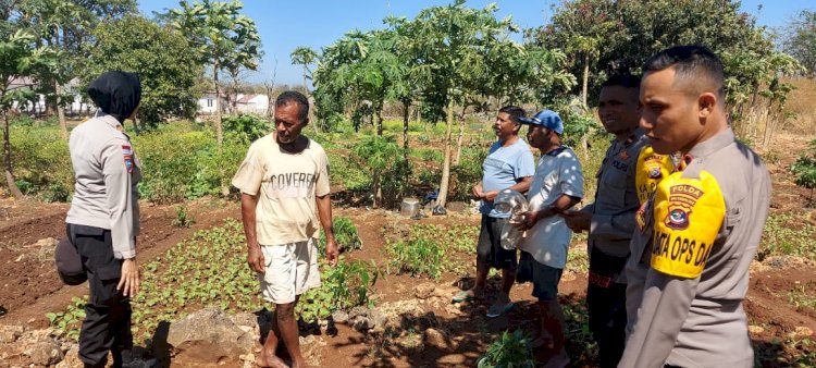 Gelar Operasi Bina Karuna, Anggota Polda NTT Sosialisasikan Pencegahan Karhutla di Kelurahan Penkase