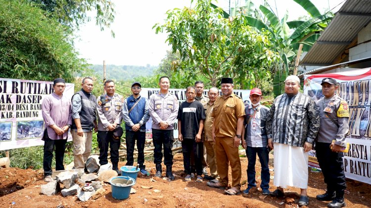 Polri Bantu Warga Korban Kebakaran di Bandung