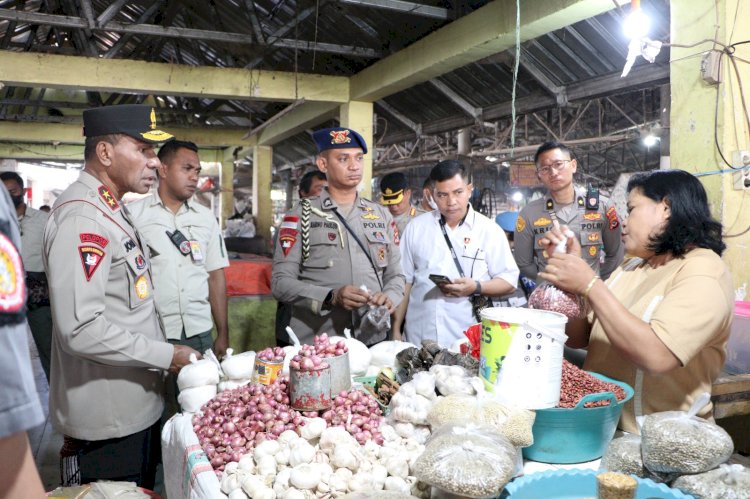 Pantau Harga Bahan Pokok di Pasar Kasih Naikoten, Kapolda NTT: Harga Bahan Pokok Relatif Stabil, Namun Daya Beli Masyarakat Turun