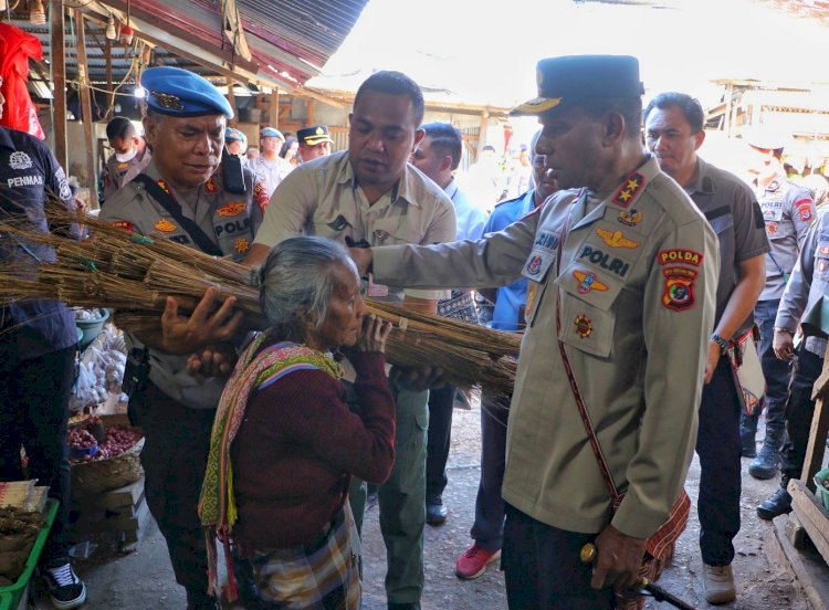 Sebuah Momen Haru: Kapolda NTT Membeli Semua Dagangan Lansia di Pasar Kasih Naikoten