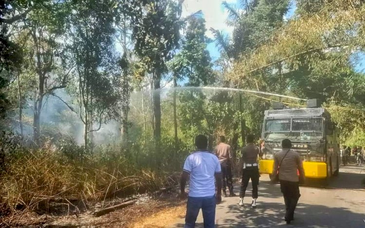 Gunakan Mobil AWC, Anggota Polres Ngada Bantu Padamkan Kebakaran Lahan di Empat Lokasi