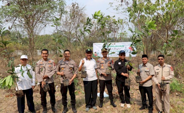 Dalam Rangka HUT Humas Polri ke -72, Bidhumas Polda Banten Tanam 2.500 Pohon