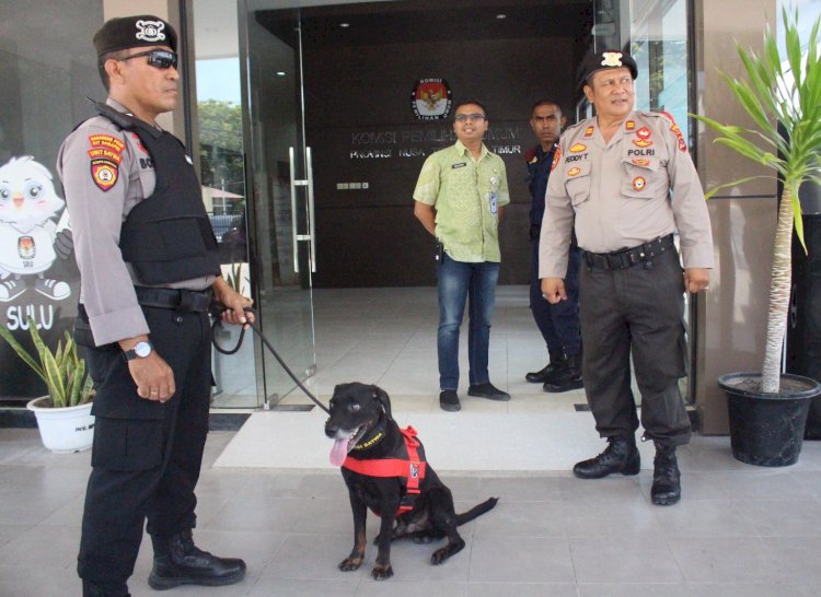 Personel Unit Satwa (K-9) Subsatgas Sterilisasi Turangga OMB Lakukan Patroli Aman ke KPU dan Bawaslu Provinsi NTT