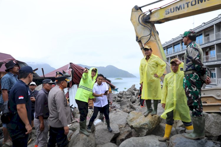 Kapolda Sumut Salurkan Bantuan dan Pastikan Pencarian Korban Longsor di Humbahas