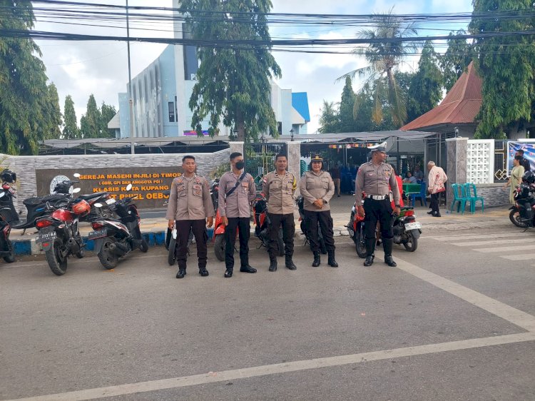 Puluhan Personel Polda NTT Amankan Ibadah Natal di Kota Kupang