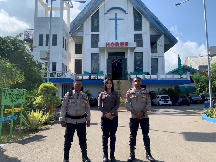 Berikan Rasa Aman, Personel Polda NTT Lakukan Pengamanan Ibadah Perayaan Natal ke Dua di Sejumlah Gereja di Kota Kupang