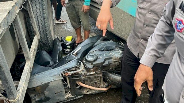 Aksi Heroik 2 Polisi di Kalbar Korbankan Motor Jadi Ganjal Bus Gagal Nanjak