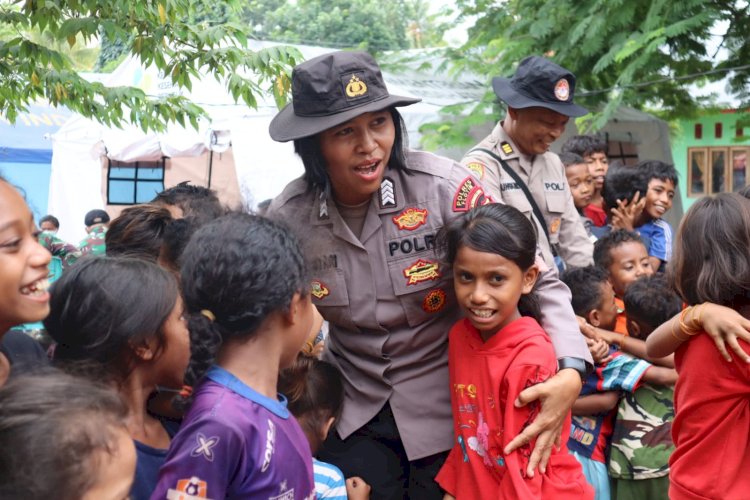 Tim Trauma Healing Polwan Polres Flotim Berikan Dukungan kepada Anak-anak Pengungsi Erupsi Gunung Lewotobi