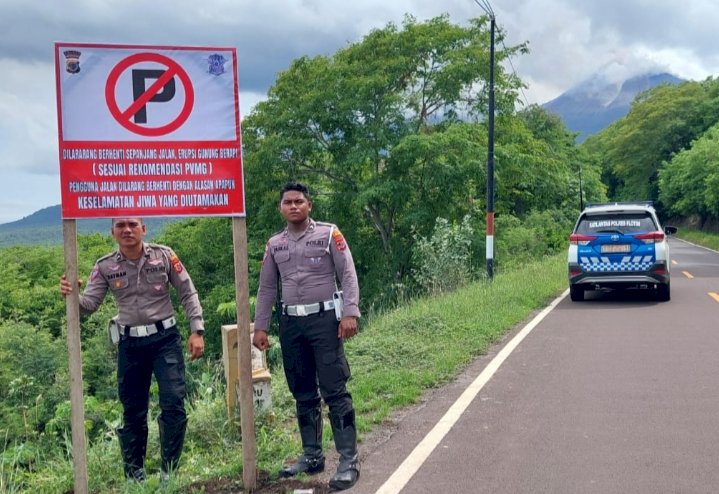 Polres Flores Timur Imbau Pengguna Jalan di Ruas Larantuka-Maumere: Antisipasi Bahaya Awan Panas